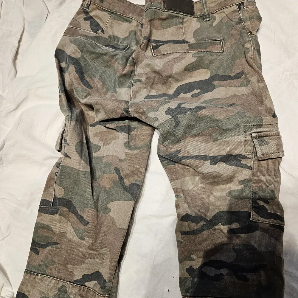 Tygbyxor i bra skick  Militär mönster  Sparsamt använt . Jeans & Byxor.