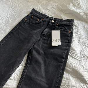 Säljer ett par helt nya jeans eftersom de är för små för mig. De är i storlek 32. Prislapparna är kvar och nypris är 359kr. Jeansen har en stentvättad, snygg färg. Hör gärna av dig om du har frågor! ☺️
