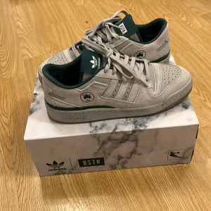 ADIDAS X BSTN FORUM 84 LOW "PANATHINAIKOS" - Sparsamt använda forums, klippte av kardborrebandet då jag tyckte det var fult