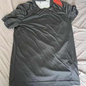 Adidas träningströja  - Aldrig använd träningströja. Är i jättebra skick i storlek M. Pris går att förhandla, köparen står för frakt!!