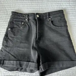Säljer dessa shorts ifrån H&M eftersom det inte kommer till användning längre. Har inte använd de sedan föra sommaren. St 36 🌸