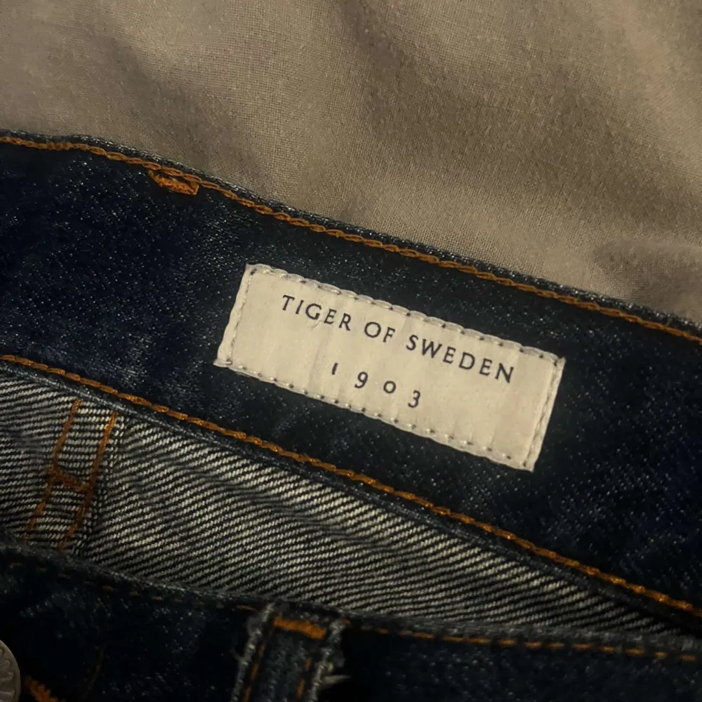 Tja! Säljer nu mina tiger of Sweden jeans för dom kommer inte till användning längre. Dom är i riktigt fint skick, använda endast 2-3ggr. Jeansens passform sitter nästan exakt som levis 501. Skriv vid funderingar eller frågor😊 Storlek: 32/32. Jeans & Byxor.