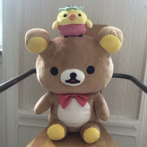xxl rilakkuma plush - officiell och mycket fint skick. har endast stått på min hylla. möts helst i stockholm men kan även fraktas. den är väldigt stor och har en del vikt så frakten kommer nog inte bli superbillig:’) kollar pris om någon skulle vilja ha den fraktad!