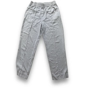 Ljusgråa byxor  - Säljer dessa jätte fina byxor från h&m, de sitter jätte fint på. Tyget är tunt . 