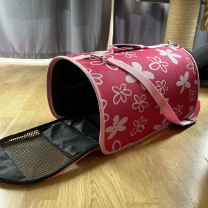 Kattväska - Jag säljer en kattväska köpt ca 2018 och endast använd en gång. Den är lämplig för kattunge alternativt mindre katt (våra katter väger ca 5 kg och det anser jag som stor katt). Den är supersöt! Möts endast upp i Stockholmsområdet för denna annons.