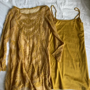 Gul klänning med spets - Det är två klänningar, den ena är underklänning men man kan ju använda båda vid olika tillfällen också :)