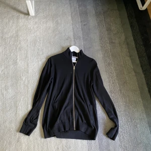 Zip tröja  - Säljer pågrund av att den inte kommer till någon användning 