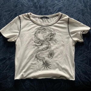 Tröja med drak print - Mysig tröja från Zaful, använd ett antal gånger men är i väldigt fin skick! Strl S💜