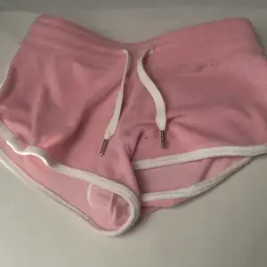 Rosa shorts i storlek XXS. Köpta på h&m , använda en gång . 