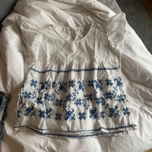 Gullig topp - Jättegullig topp från zara, några små trådar sticker ut från brodderiet men inget som stör (bild 2). Annars är den i bra skick. Det är storlek 164 men den är för stor till mig som vanligtvis har xs/s💘💘