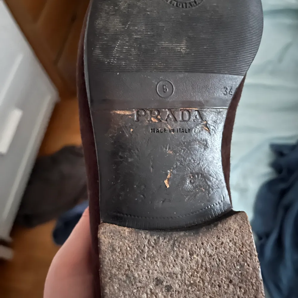 Säljer dessa ÄKTA bruna mocha prada loafers (herr) . Skorna köptes för ca 10år sedan men inte använts på ca 7år. Skornas originalpris är ungefär 10 050kr. Säljer för 6050kr. Skor.