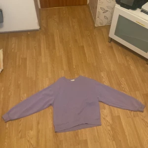 Tröja  - Köpt från gina tricot Vill bli av med denna då min garderob är full med lila kläder! 