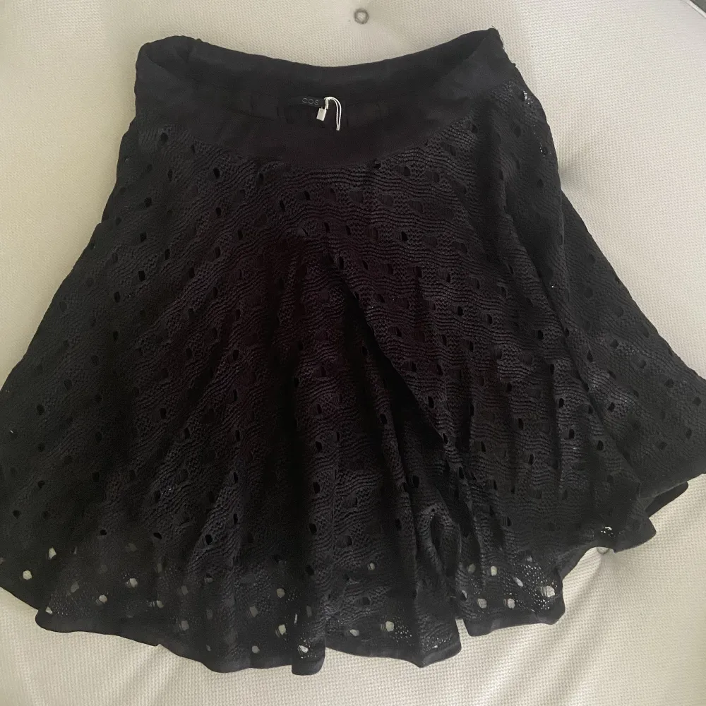 Superfin svart kjol från COS. Sitter lite lågmidjat vilket är hur fint som helst❤️‍🔥Nypris 649 kr men säljer för 300 kr!. Kjolar.