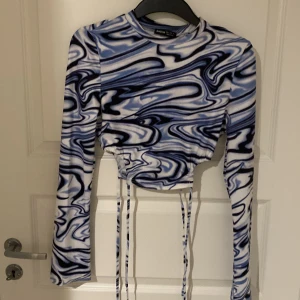 Långärmad tröja  - Tröja från SHEIN aldig använd väldigt skönt och lätt material , utvidga armar och detaljer vid midjan av tröjan 