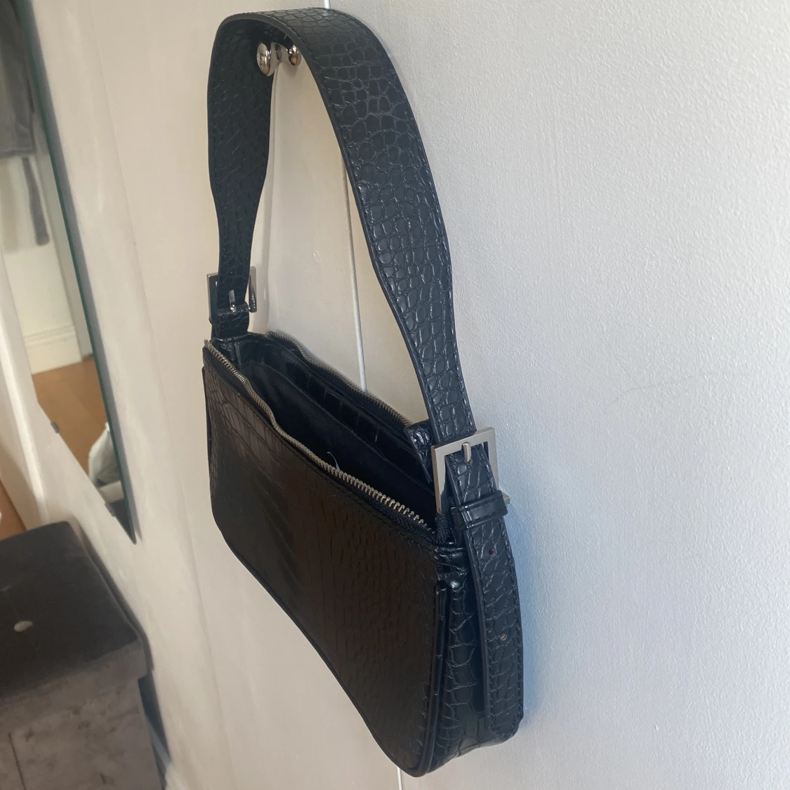 Svart axelremsväska - 90