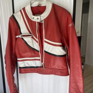 Motomami röd motorcykel läder jacka bra skick vintage cell fit long sleeve 