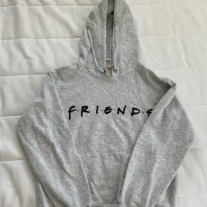 En vanlig grå hoodie med broderi från serien friends. Köpt på hm för ett eller två år sen och den är sparsamt använd och har Inga defekter eller otvättbara fläckar 