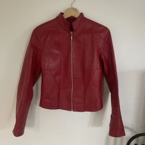 Röd läderjacka  - I använt skick, några defekter ! Vet inte om det är äkta läder..! 