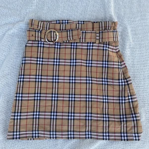 Kjol  - En så cool Burberry inspirerad kjol. Aldrig använd.