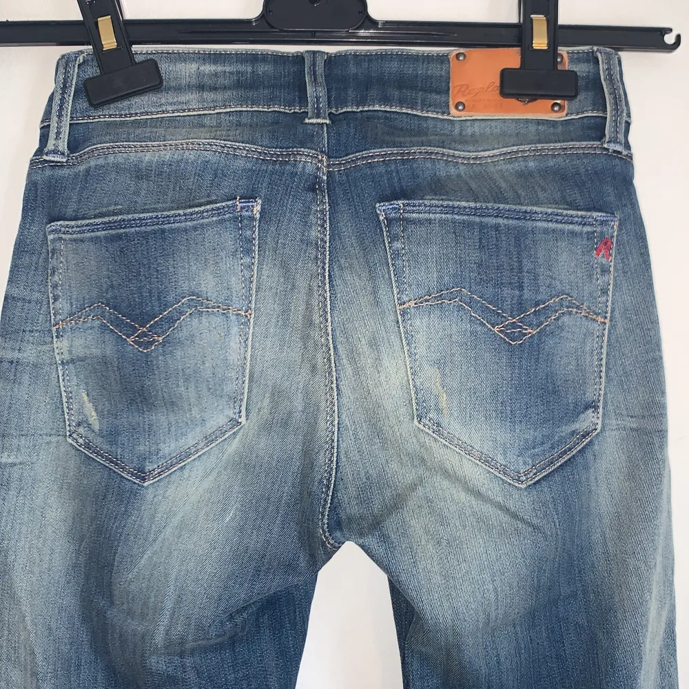 Lågmidjade denim Jeans från Replay, i storlek 36. Stretchiga jeans med fin tvätt. Så gott som nya, knappt använda. . Jeans & Byxor.