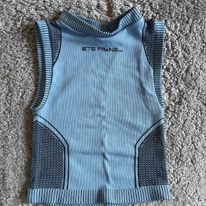 Iets Frans linne  - Svinsnyggt linne från iets frans med hög hals och tight fit. Sportigt tyg. Använd få gånger, storlek S!