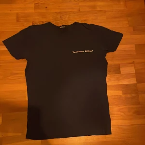 Replay t-shirt - Mörkblå t-shirt med texten denim goods på, riktigt snygg tröja och passar perfekt till mode för barn.