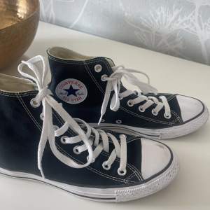 Säljer mina svarta converse skor höga storlek 40. Använda 3-4 gånger men har fått ett märke på höger fot, se på bild 2.