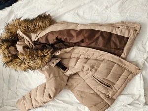 Zara vinterjacka  - Zara vinterjacka i bra skick  Använt sparsamt en vinter. Köptes i USA  Storlek L men liten i storlek 