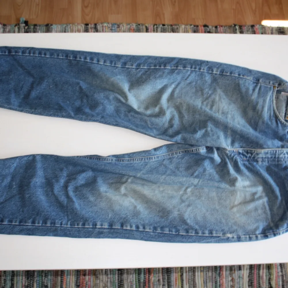 Carhartt Jeans stl. 36/34 fast insydda till typ 33/34. Har några små lagningar på sig. . Jeans & Byxor.