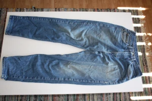 Carhartt Jeans stl. 36/34 - Carhartt Jeans stl. 36/34 fast insydda till typ 33/34. Har några små lagningar på sig. 