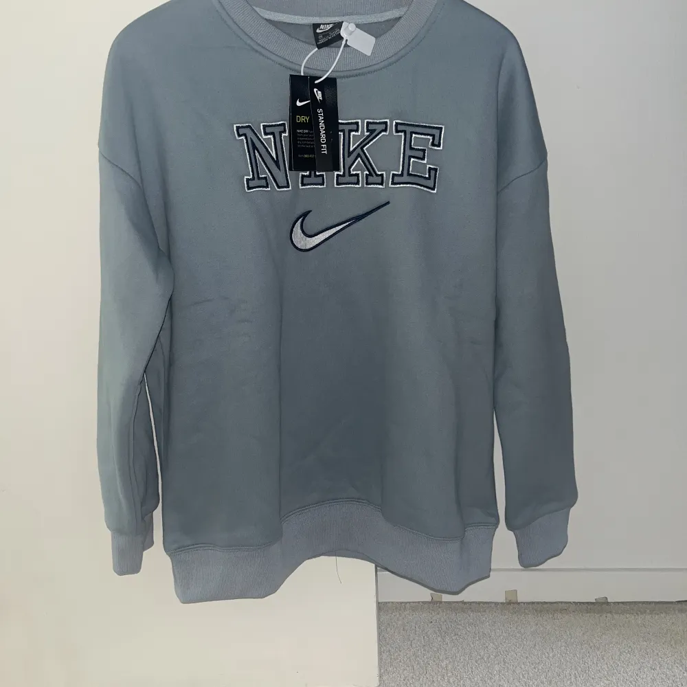 Helt ny oanvänd Nike sweatshirt! Fick den som present från en släkting i USA. Väldigt bra kvalite! . Tröjor & Koftor.