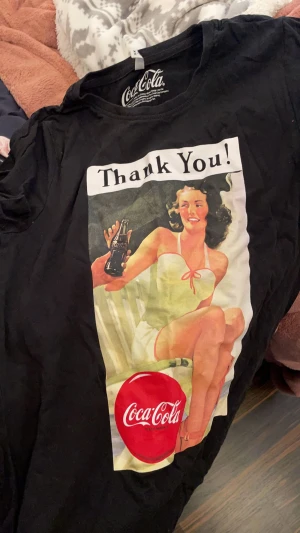 Baggy T-shirt - T-shirt med tryck ifrån carlings! Köpt för 300kr men säljer billigt då jag haft den så länge men endast använt en gpng. Den är baggy, så passar Xs och S 🥰