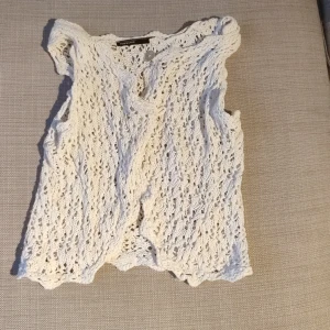 Stickad tröja  - Fint skick, kortare tickad tröja, stl M  Katt finns i hemmet 