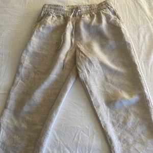 Linnebyxor H&M - Säljer dessa linnebyxor från H&M, använda en gång💕Hör av er vid frågor och fler bilder