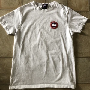 Canada goose T-shirt  - Det är en Canada Goose T-shirt använd 3 gånger, inget fel på tröjan Skick 10/10 som ny