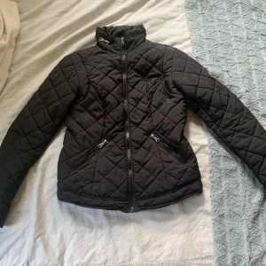 Jacka 100kr - Säljer en svart höst/vår jacka. Använd fåtal gånger så är i nyskick. Perfekt till vardags men varför inte i stallet? 100kr