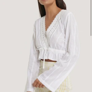 Tröja - Super söt tröja i linne material. Ganska liten i storleken så passar en 38! 💓 knappt använd