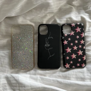 iphone 11 skal  - Säljer dessa tre skal till iphone 11 då jag bytt mobil. Superfina och i bra skick.  Det med stjärnor : 40 kr (+frakt)  Det med ansiktet på : 40 kr(+frakt)  Det glittriga : 100 kr(+frakt)   Eller köp alla tre för 150 kr (+frakt) 