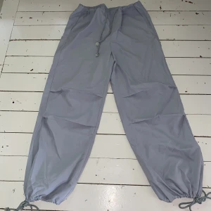 Parachute byxor  - Använda 1 gång, stora i storleken, mycket bra skick! ☺️