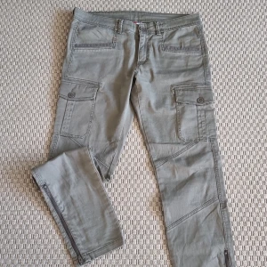 Cargobyxor - Khakigröna cargobyxor i slim fit. Normalhög midja. Använda ett fåtal gånger. 