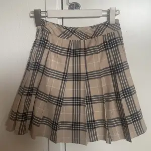 Rutig kjol från HM i storlek 32, inte använd💗
