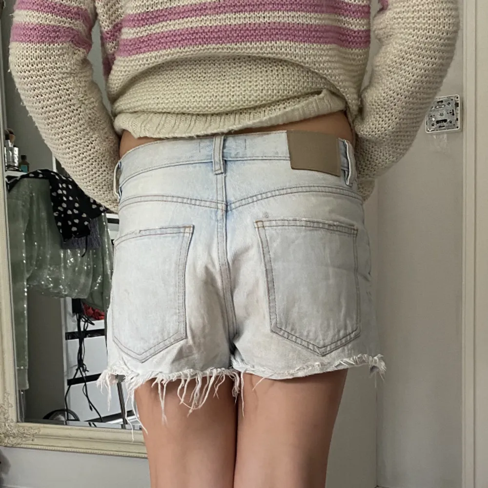 Lågmidjade jeansshorts i så fin färg🦋. Shorts.