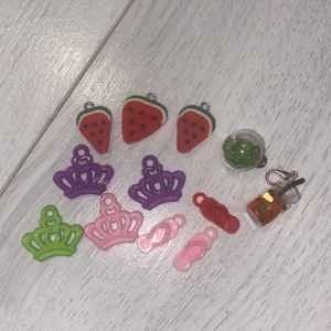 Berlocker  - Säljer nu ett pack med 12 berlocker, går att köpa enskillda också ( STÅR EJ FÖR FRKATEN) 