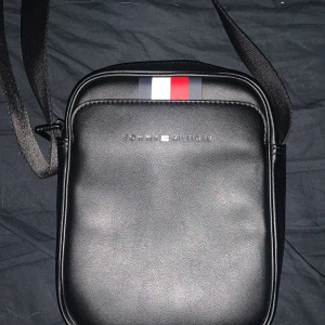 Tommy hilfigher - En Tommy hilfigher väska jag bara använt en gång 