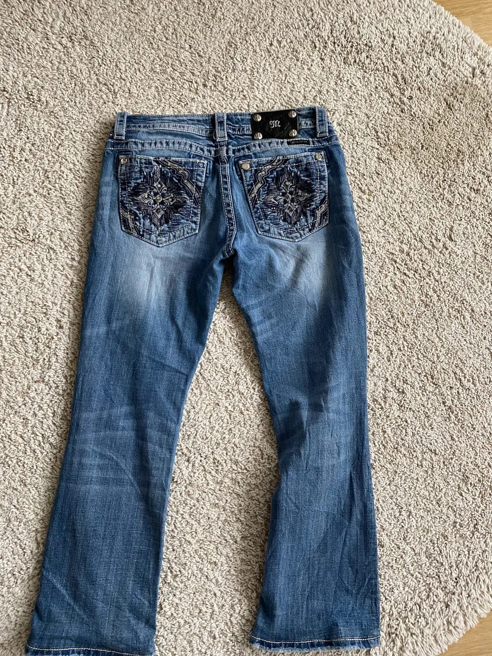 Säljer mina miss me jeans! stl 28 och inga stora defekter på de🙌🏻. Jeans & Byxor.
