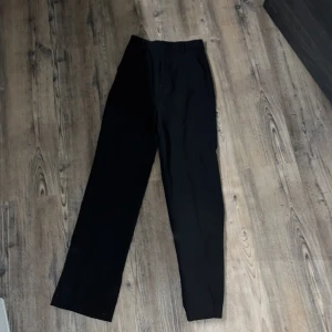 Kostymbyxor  - Säljer för dom har blivit försmå för mig. Väldigt sköna är dom om man bara vill ha något som både är snyggt men bekvämt när man ska gå ut. Dom är högmidjade