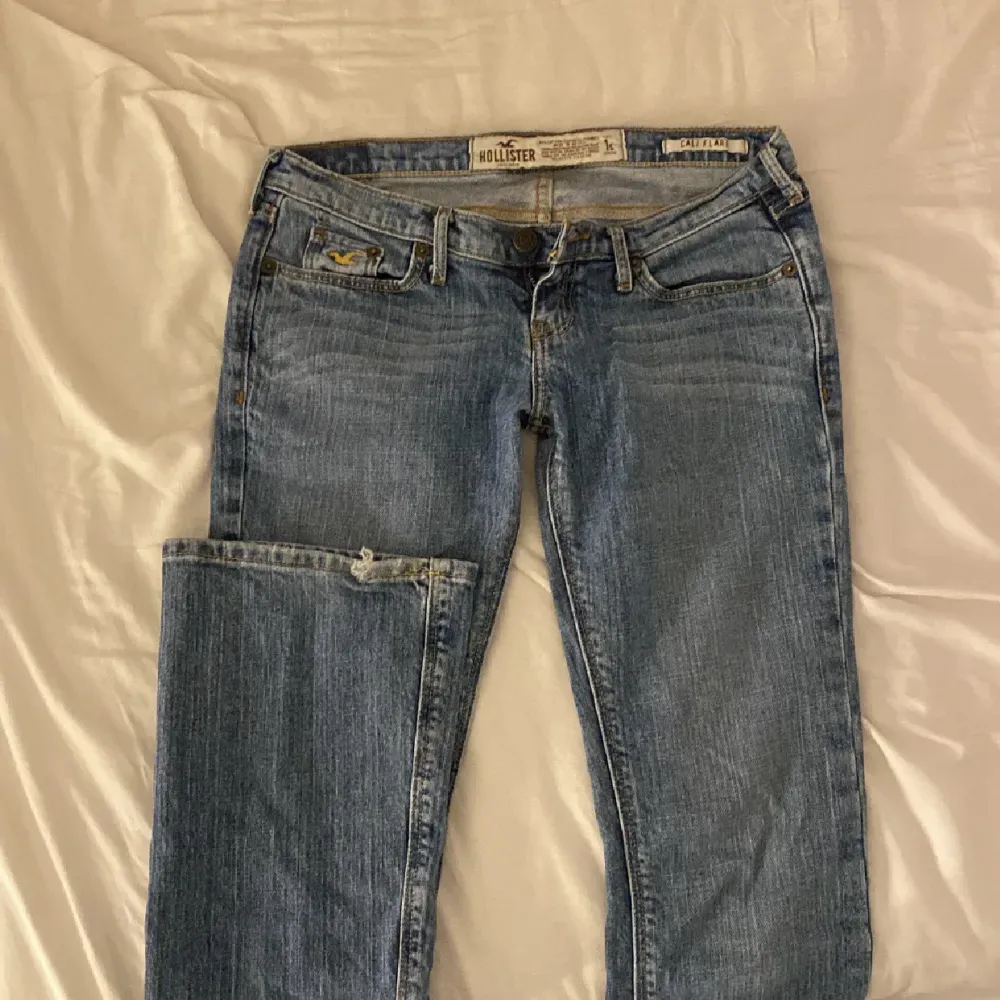 Supersnygga low waist jeans  Supersnygga jeans från hollister. Köpte på plick men säljer då dem är för små💔. Bilderna är från förraägaren. från hollister Midja: 79cm Längd: ca 75cm 💗💗. Jeans & Byxor.