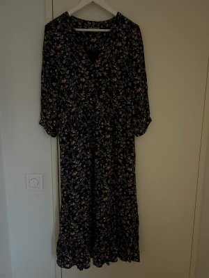 Långklänning - Långklänning med supersöta blommor på🌸