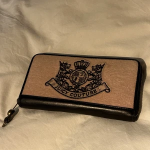 Juicy Couture plånbok - Nypris: 1500