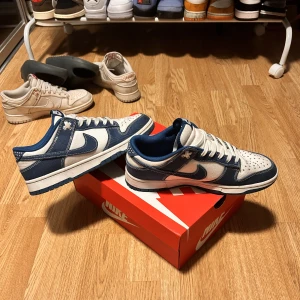 Nike dunk low blue sashiko - Fina och unika dunks ( blue sashiko) stlrk 43 condition 9/10 fråga för fler bilder ifall ni vill ha. Kvitto finns :)